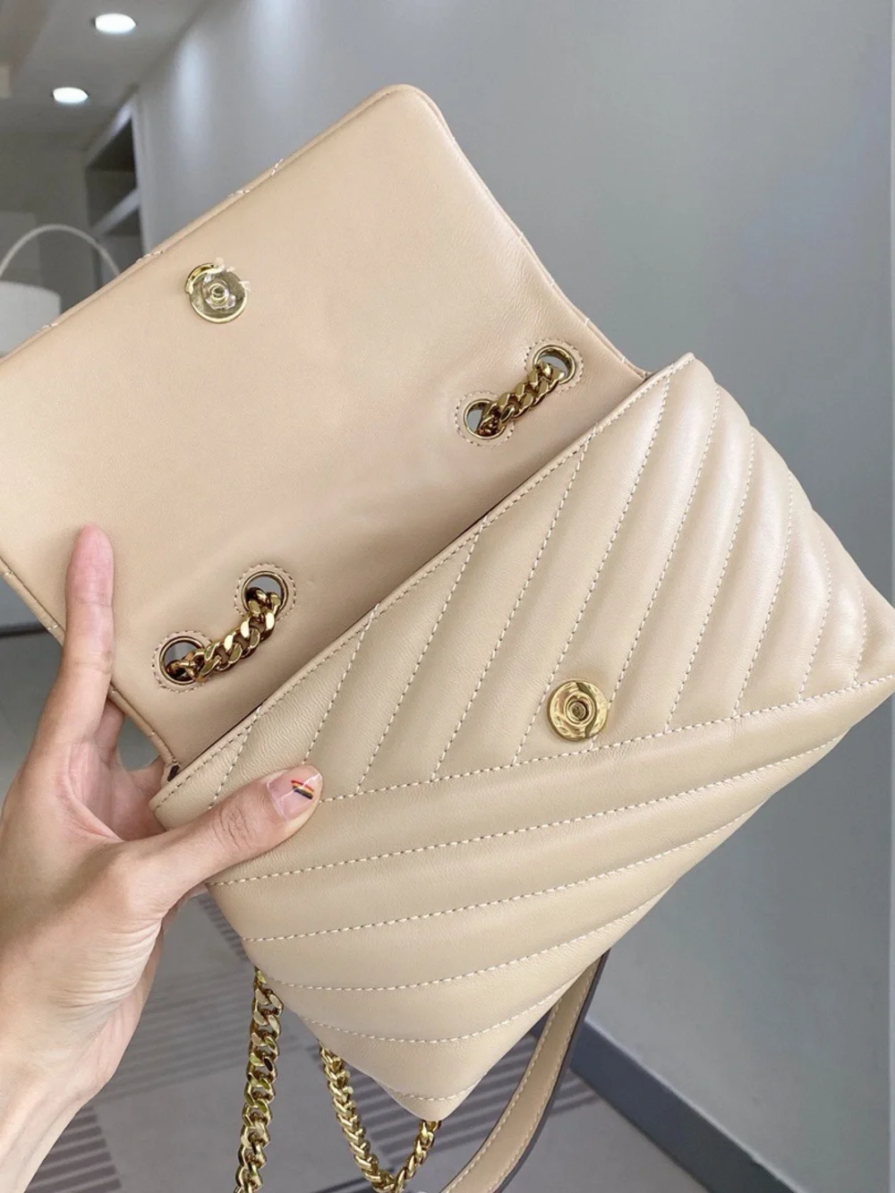 Tory Burch Quilted Shoulder Bag in Beige with Gold Chain